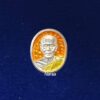 เม็ดยา “รุ่น บารมี ปทุมสิโร” เพื่อโรงพยาบาลบางละมุง เนื้อเงินลงยาส้ม เลข 132